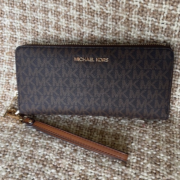 Michael Kors Jet Set Travel Large Travel CONTINENTAL Wallet-Wristlet - Picture 4 of 16